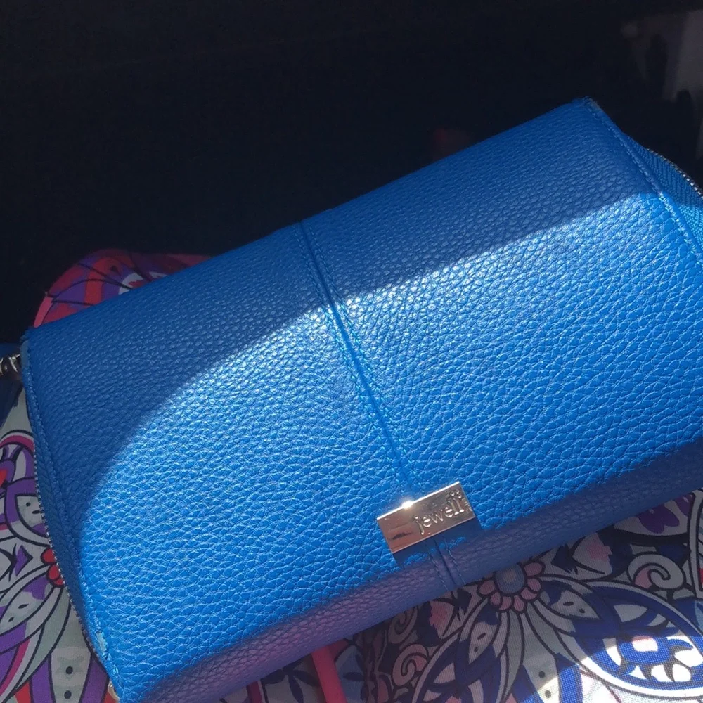 Women’s crossbody small purse 💙💲 - Picture 3 of 3
